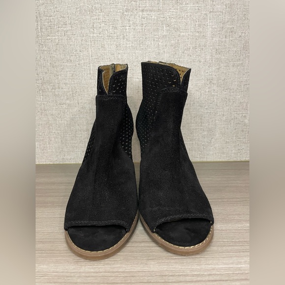 Lucky Brand Lamia Black Suede Ankle Boot Peep Toe Size 6.5 - Picture 3 of 7